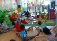 KHOI DONG CHUAN BI CUNG NHAU HOC NHAY AEROBIC THOI CAC BAN OI