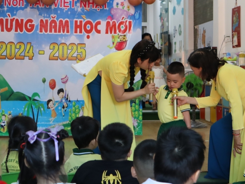 CÁC BÉ KHAI GIẢNG NĂM HỌC 2024 - 2025