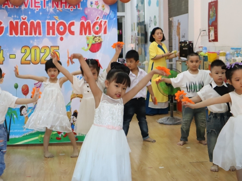 CÁC BÉ KHAI GIẢNG NĂM HỌC 2024 - 2025