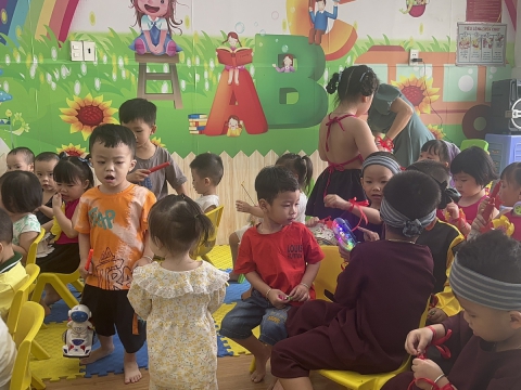 Các bé vui chơi